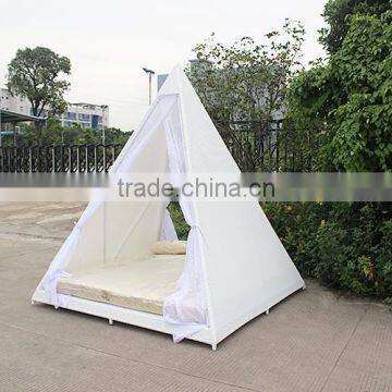 Домашняя ратановая мебель. Пирамидальная форма. Спальная комната. Белая сетчатая кровать. photo-3