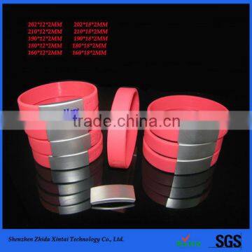 2014 hot silicone id bracelets with small badges