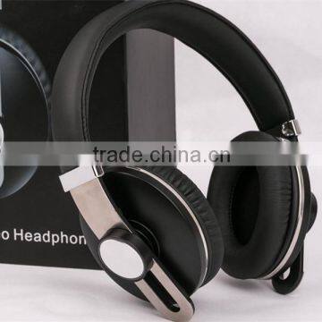 Stereo wireless earphone with mic