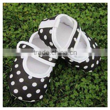 Hot selling withe polka dots baby shoes/fashion baby shoes