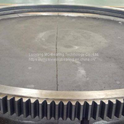 Heavy duty three row cylindrial slewing roller bearing ring 131.50.4000 with external gear