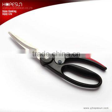 Kitchen scissor with serrated blades