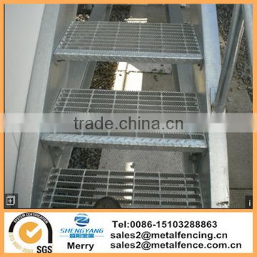 Non skid/slip galvanized steel Bar grating stairs treads with diamond plate nosing