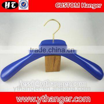 YY0513 Wholesale Luxury Bule Wide Shoulder Clothes Hangers Men Suits Hanger With Velvet Trousers Bar Supplier's Choice photo-3