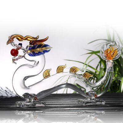 Китайская фабрика стеклянных бутылок Huaqi изготавливает двенадцать декантеров для виски в виде китайских знаков зодиака, бокалы для вина, стеклянные мотоциклы в креативной форме для бара