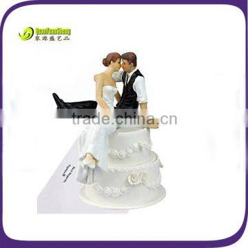 2016 couple sitting cake