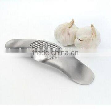 Cy282 Curved Garlic Stainless Steel 304/430 Multi-functional Manual Garlic Creative Twist Garlic Kitchen Worn Garlic photo-6