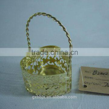 Metal wire heart-shaped basket