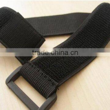 Elastic adjustable hook and loop fastener with plastic buckle