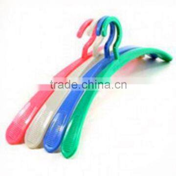 Wide shoulder plastic hanger