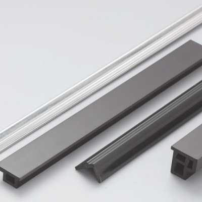 Bandes de bordure en extrusion PVC rigides, semi-rigides et moussées personnalisées, matériau de rail Keder pour les industries