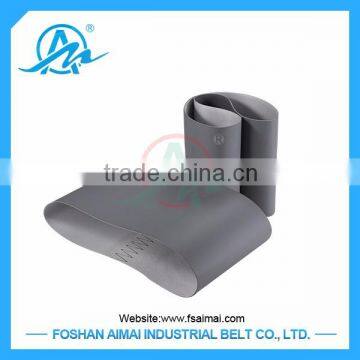 Rough surface patterned rubber conveyor belts