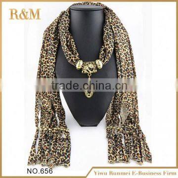 Factory Popular custom design leopard scarf in many style