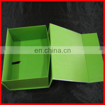 Light Green Printing Inside And Outside Paper Magnet Flat Folding Boxes With Red Flower On