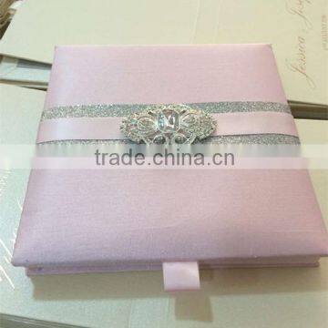 Thailand style super sliver sparkle white Silk invitation box with crystal brooch                        
                                                Quality Choice