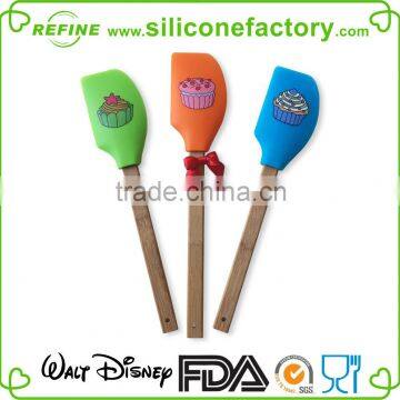 2015 newest cute cake printed series silicone baking scraper with wooden handle