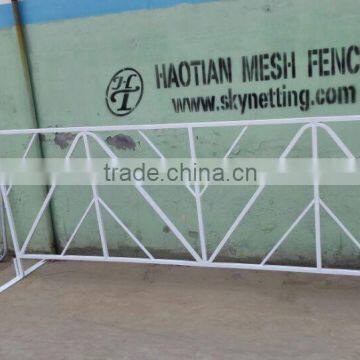 Powder coated white or red truss racing barrier fence