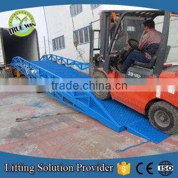 2016 New adjustable mobile hydraulic loading dock ramp for forklift