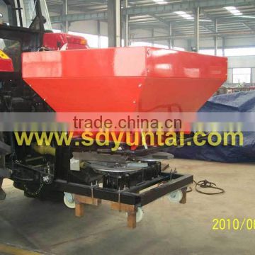 2CDR1400 fertilizer spreader of the 1400L capacity with the 80-100 hp tractor