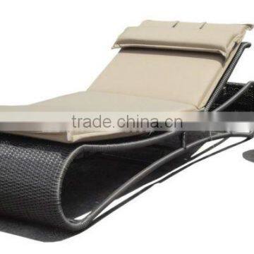 PE Rattan Sun Lounger and Table / Sun Bed