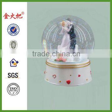 Polyresin wedding souvenir snow globe couple wedding favors snow globes wholesale