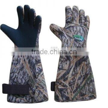 Neoprene camo hunting gloves