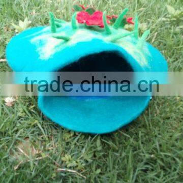 Flowery felt dog & cat cave