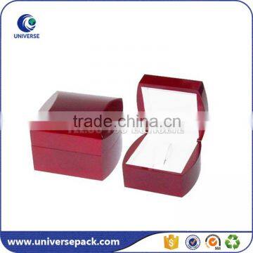 Single slot engagement red wood ring box