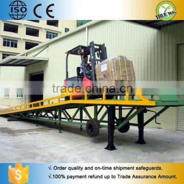 Movable pallet lift table for loading bay / dock leveler / dock ramp