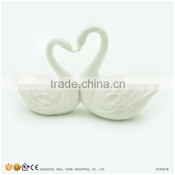 Resin Flocking Heart Shape Wedding Favor Swans Statue