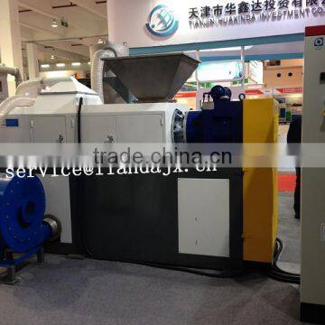 PE film squeezing granulating machine