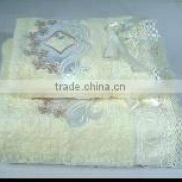 Solid lace and applique bath towel