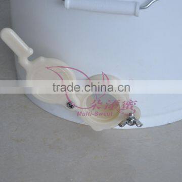Beekeeping Supplies Food Grade Plastic Honey Bucket Tank With Gate Valve For Honey Extraction