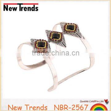 Women fashion gold alloy cuff bangle with rhinestone and square stone