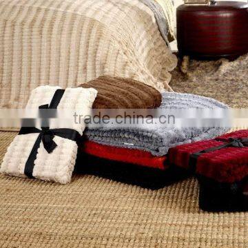 Blanket to keep warm and super soft Classic pattern of pv plush blanket wholesale from factory directly