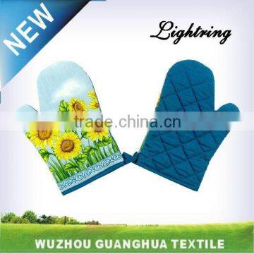 printed oven glove