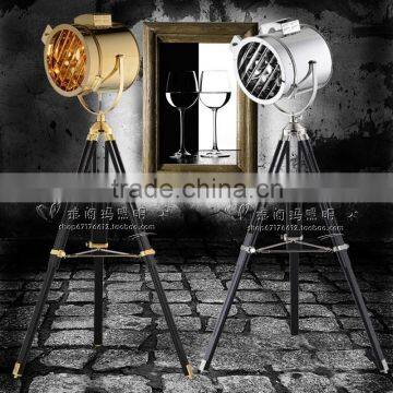 Vintage tripod spot light F009