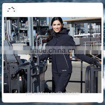 Fitting outdoor softshell jacket with fleece lining for women