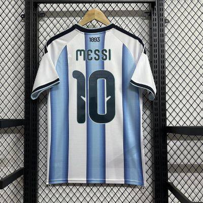 Футбольная экипировка для Кубка мира 2026. Домашняя футбольная форма сборной Аргентины. Игровая версия и версия для болельщиков. Возможность индивидуального заказа майки с номером 10 и именем MESSI