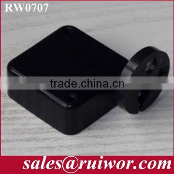 Square holding exhibit retractor with round removeable tuit end fitting