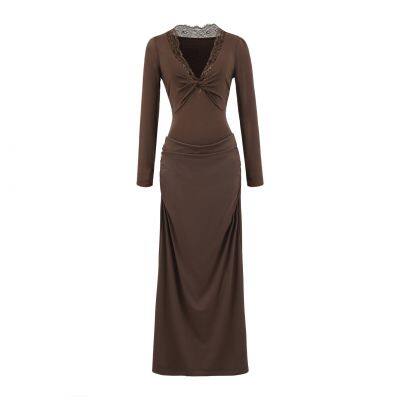 Französische Spitzenstickerei V-Hals-Pleattrockenkleid für Frauen, neues elegantes und sexy Passform-Taille-Pencil-Langkleid für den Herbst 2025