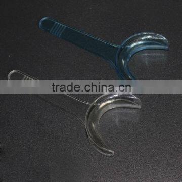 T type/shaped cheek retractor