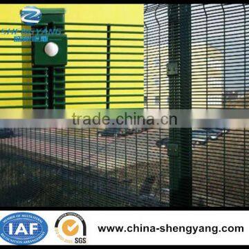 Fence Mesh Application and Plastic Coated Iron Wire Material cheap metal fence panels