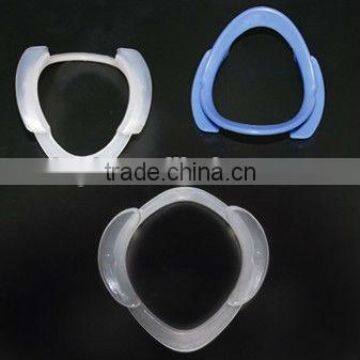 O type/shaped cheek retractor