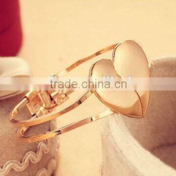 Promotional Cute Gold Plated Heart Bracelet , Big Heart Love Lover Bracelet Alloy Heart Bracelet