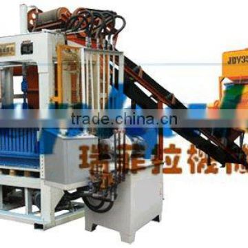 Hydraulic type concrete block making machine