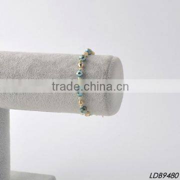 Green glass with gold bead friendship bracelet                        
                                                                                Supplier's Choice