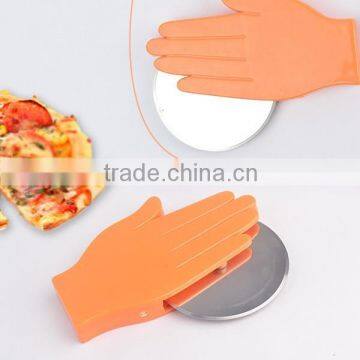 2015 New pizza cutter with hand shape plastic handle