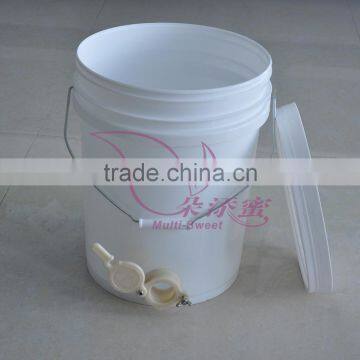 Beekeeping Supplies Food Grade 20L Plastic Honey Bucket Tank with Gate Valve For Honey Extraction