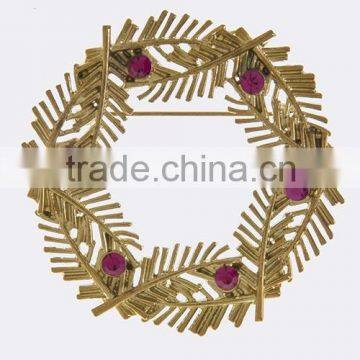 CRYSTAL ACCENT LEAF WREATH BROOCH